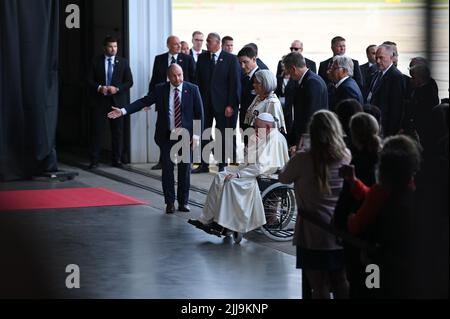 Edmonton, Kanada. 24.. Juli 2022. Papst Franziskus empfing sie in einem Hangar auf dem Flughafen Edmonton. Der Leiter der katholischen Kirche reiste am Sonntag zu einer sechstägigen Reise nach Kanada. Quelle: Johannes Neudecker/dpa/Alamy Live News Stockfoto