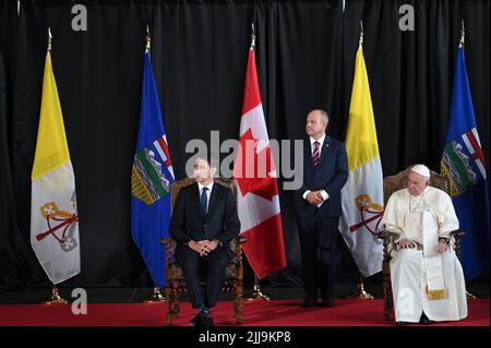 Edmonton, Kanada. 24.. Juli 2022. Neben Papst Franziskus sitzt Kanadas Premierminister Justin Trudeau (l.). Der Leiter der katholischen Kirche ging am Sonntag zu einer sechstägigen Reise nach Kanada. Quelle: Johannes Neudecker/dpa/Alamy Live News Stockfoto