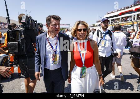 Le Castellet, Frankreich - 24/07/2022, Le Castellet, Frankreich - 24/07/2022, Estrosi Christian, Nizza Bürgermeister und seine Frau während der Formel 1 Lenovo Grand Prix de France, Grand Prix von Frankreich 2022, 12. Runde der FIA Formel 1 Weltmeisterschaft 2022 vom 22. Bis 24. Juli 2022 auf dem Circuit Paul Ricard, in Le Castellet, Frankreich - Foto: Julien Delfosse / Dppi/DPPI/LiveMedia Stockfoto