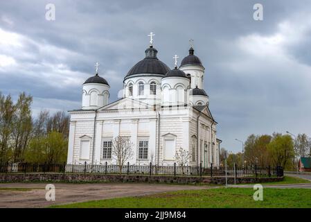 Blick auf die alte Kathedrale von Elijah, dem Propheten, an einem bewölkten Abend. Soltsy, Region Nowgorod. Russland Stockfoto