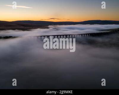 Drohnenansicht des legendären Ribblehead Viadukts, das am frühen Morgen im Nebel gehüllt wurde Stockfoto