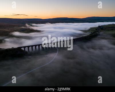 Drohnenansicht des legendären Ribblehead Viadukts, das am frühen Morgen im Nebel gehüllt wurde Stockfoto