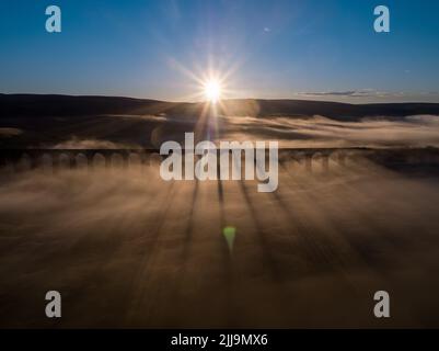 Drohnenansicht des legendären Ribblehead Viadukts, das am frühen Morgen im Nebel gehüllt wurde Stockfoto