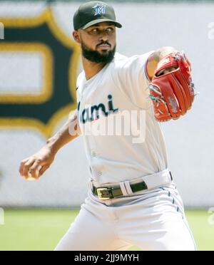 Pittsburgh, Usa. 24.. Juli 2022. Miami Marlins startet Pitcher Sandy Alcantara (22) wirft im ersten Inning gegen die Pittsburgh Pirates am Sonntag, den 24. Juli 2022 im PNC Park in Pittsburgh. Foto von Archie Corper/UPI Credit: UPI/Alamy Live News Stockfoto