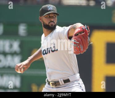 Pittsburgh, Usa. 24.. Juli 2022. Miami Marlins startet Pitcher Sandy Alcantara (22) wirft im ersten Inning gegen die Pittsburgh Pirates am Sonntag, den 24. Juli 2022 im PNC Park in Pittsburgh. Foto von Archie Corper/UPI Credit: UPI/Alamy Live News Stockfoto