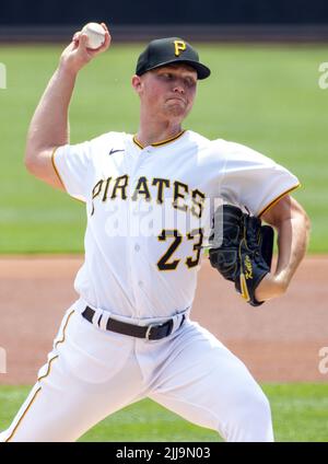 Pittsburgh, Usa. 24.. Juli 2022. Pittsburgh Pirates startet Pitch Keller (23) wirft am Sonntag, den 24. Juli 2022 in Pittsburgh im PNC Park gegen die Miami Marlins im ersten Inning. Foto von Archie Corper/UPI Credit: UPI/Alamy Live News Stockfoto