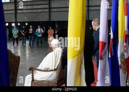 Vatikan, Vatikan. 24.. Juli 2022. Kanada, Alberta, 2022/07/24 Papst Franziskus trifft Mitglieder eines indigenen Stammes während seiner Begrüßungszeremonie auf dem Edmonton International Airport in Alberta, Westkanadas Foto von Vatican Mediia/Catholic Press Photo. BESCHRÄNKT AUF REDAKTIONELLE VERWENDUNG - KEIN MARKETING - KEINE WERBEKAMPAGNEN. Kredit: Unabhängige Fotoagentur/Alamy Live Nachrichten Stockfoto