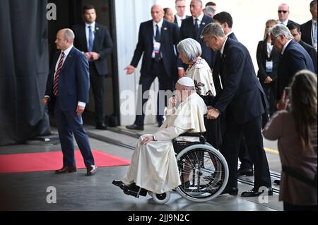 Edmonton, Kanada. 24.. Juli 2022. Papst Franziskus hat seine Reise nach Kanada begonnen. Während seiner Reise will er die Ureinwohner des Landes wegen verschiedener Missbrauchsvorwürfe wieder gutmachen. Quelle: Johannes Neudecker/dpa/Alamy Live News Stockfoto