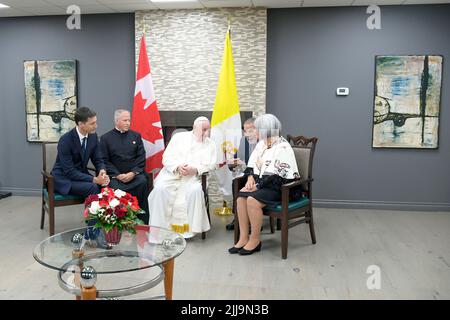 Vatikan, Vatikan. 24.. Juli 2022. Kanada, Alberta, 2022/07/24 Papst Franziskus (C) und der kanadische Premierminister Justin Trudeau (L) treffen während seiner Begrüßungszeremonie auf dem Edmonton International Airport in Alberta, Westkanadas, Mitglieder eines indigenen Stammes. Foto: Vatican Mediia/Catholic Press Photo/Hans Lucas. BESCHRÄNKT AUF REDAKTIONELLE VERWENDUNG - KEIN MARKETING - KEINE WERBEKAMPAGNEN. Kredit: Unabhängige Fotoagentur/Alamy Live Nachrichten Stockfoto