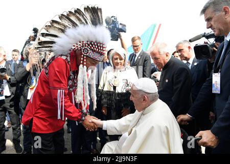 Vatikan, Vatikan. 24.. Juli 2022. Kanada, Alberta, 2022/07/24 Papst Franziskus trifft Mitglieder eines indigenen Stammes während seiner Begrüßungszeremonie auf dem Edmonton International Airport in Alberta, Westkanadas Foto von Vatican Mediia/Catholic Press Photo. BESCHRÄNKT AUF REDAKTIONELLE VERWENDUNG - KEIN MARKETING - KEINE WERBEKAMPAGNEN. Kredit: Unabhängige Fotoagentur/Alamy Live Nachrichten Stockfoto
