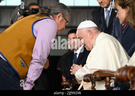 Vatikan, Vatikan. 24.. Juli 2022. Kanada, Alberta, 2022/07/24 Papst Franziskus trifft Mitglieder eines indigenen Stammes während seiner Begrüßungszeremonie auf dem Edmonton International Airport in Alberta, Westkanadas Foto von Vatican Mediia/Catholic Press Photo. BESCHRÄNKT AUF REDAKTIONELLE VERWENDUNG - KEIN MARKETING - KEINE WERBEKAMPAGNEN. Kredit: Unabhängige Fotoagentur/Alamy Live Nachrichten Stockfoto