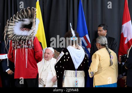 Vatikan, Vatikan. 24.. Juli 2022. Kanada, Alberta, 2022/07/24 Papst Franziskus trifft Mitglieder eines indigenen Stammes während seiner Begrüßungszeremonie auf dem Edmonton International Airport in Alberta, Westkanadas Foto von Vatican Mediia/Catholic Press Photo. BESCHRÄNKT AUF REDAKTIONELLE VERWENDUNG - KEIN MARKETING - KEINE WERBEKAMPAGNEN. Kredit: Unabhängige Fotoagentur/Alamy Live Nachrichten Stockfoto
