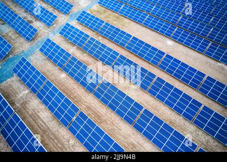 Solarkraftwerk aus der Luft Stockfoto