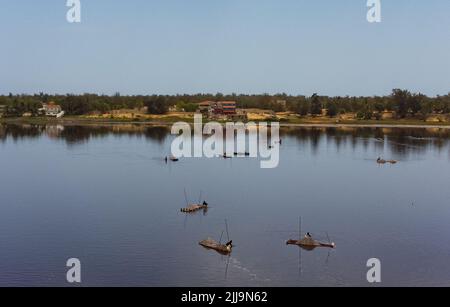 Ein Bild der Arbeiter in der Salzgewinnungsindustrie, Senegal. Stockfoto