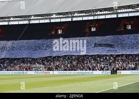 ROTTERDAM - Banner beim Freundschaftsspiel zwischen Feyenoord und Olympique Lyon im Feyenoord Stadium de Kuip am 24. Juli 2022 in Rotterdam, Niederlande. ANP BART STOUTJEDIJK Stockfoto