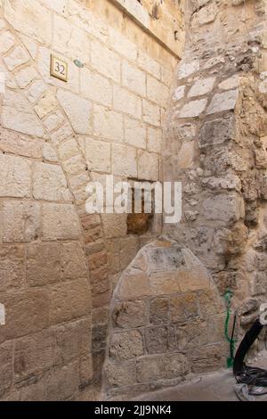 Handdruck von Jesus auf Stein in der fünften Station der Via Dolorosa - Jerusalem, Israel. Heilige Stätten Stockfoto