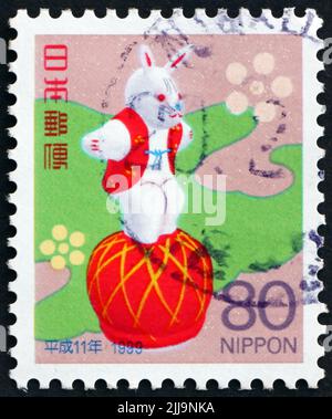 JAPAN - UM 1999: Ein in Japan gedruckter Stempel zeigt Kaninchen auf einer Kugel, Neujahrs-Kaninchenspielzeug, um 1999 Stockfoto