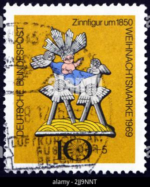 DEUTSCHLAND - UM 1969: Eine in Deutschland gedruckte Briefmarke zeigt Jesus in Krippe, Blechspielzeug, Weihnachten, um 1969 Stockfoto