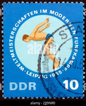 DEUTSCHLAND - UM 1965: Eine in Deutschland gedruckte Marke zeigt Swimmer, International Modern Pentathlon Championships, Leipzig, um 1965 Stockfoto