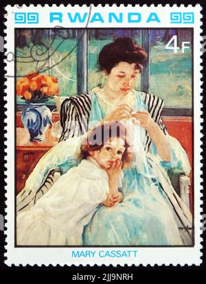 RUANDA - UM 1980: Eine in Ruanda gedruckte Briefmarke zeigt Mutter und Kind, Gemälde von Mary Cassatt, amerikanischer Malerin, um 1980 Stockfoto