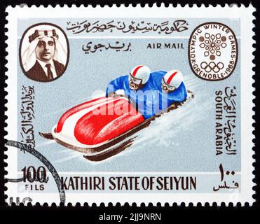 SÜDJEMEN KATHIRI STATE OF SEIYUN IN HADHRAMAUT - UM 1967: Eine im Südjemen gedruckte Marke Kathiri State of Seiyun in Hadhramaut zeigt bob Two-Sea Stockfoto