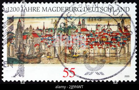 DEUTSCHLAND - UM 2005: Eine in Deutschland gedruckte Briefmarke zeigt View of Magdeburg, 1200. Jahre, um 2005 Stockfoto