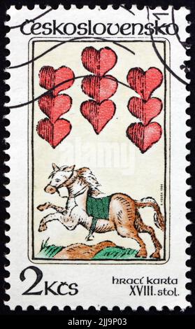 TSCHECHOSLOWAKEI - UM 1984: Eine in der Tschechoslowakei gedruckte Marke zeigt neun Herzen, Spielkarte aus dem 16.. Jahrhundert, um 1984 Stockfoto