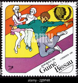 GUINEA-BISSAU - UM 1985: Eine in Guinea-Bissau gedruckte Briefmarke zeigt Tanz, Internationales Jugendjahr, um 1985 Stockfoto