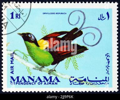 MANAMA - UM 1969: Eine in Manama gedruckte Marke zeigt Wilsons Paradiesvögel, Diphyllodes respublica, ist eine um Neuguinea endemische Vogelart Stockfoto