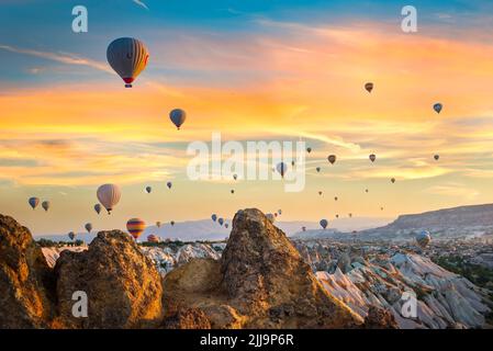 Feuriger Himmel in Kappadokien und Heißluftballons Stockfoto