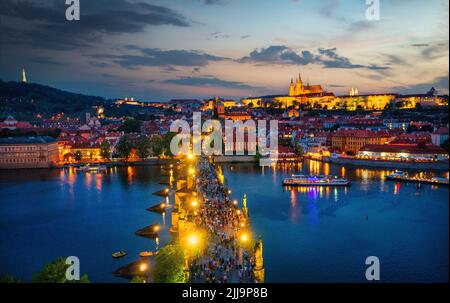 Abendlicht auf der Karlsbrücke in Prag, Luftaufnahme Stockfoto