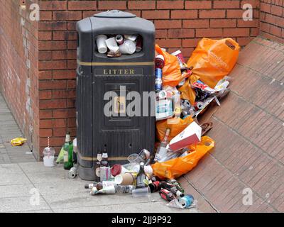 London, Großbritannien - 28. Februar 2021: Abfall und Abfall von Lebensmitteln und Getränken auf den Straßen von London Stockfoto