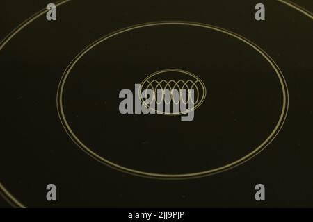 Das Symbol des Induktionskochers auf der Keramikoberfläche des Ofens. Stockfoto