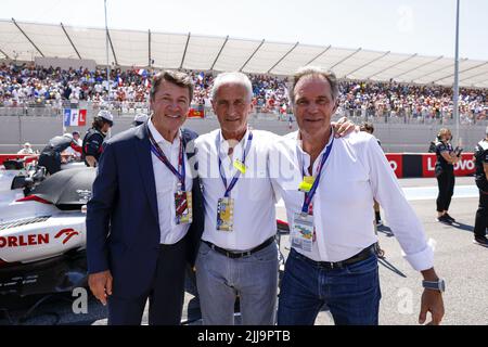 Le Castellet, Frankreich - 24/07/2022, Le Castellet, Frankreich - 24/07/2022, Estrosi Christian, bürgermeister von Nizza mit Falco Hubert, Bürgermeister von Toulon und Muselier Renaud, Präsident der PACA-Region, während des Formel 1 Lenovo Grand Prix de France, Grand Prix von Frankreich 2022, 12. Lauf der FIA Formel 1-Weltmeisterschaft 2022 vom 22. Bis 24. Juli 2022 auf dem Circuit Paul Ricard, In Le Castellet, Frankreich - Foto: Julien Delfosse / Dppi/DPPI/LiveMedia Stockfoto