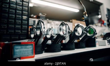 Neue Motorkolben in einer alten Motorenwerkstatt Stockfoto