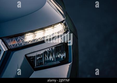 Zagreb, Kroatien-9.. Juli 2022: Skoda Kamiq Auto Front LED-Licht im Dunkeln hinter schön gestaltete Glasscheibe Stockfoto