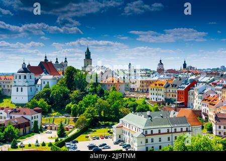 Lublin, Woiwodschaft Lubelskie / Polen - Juli 24 2022: Blick auf die Altstadt vom Burgturm der königlichen Burg in Lublin. Stockfoto