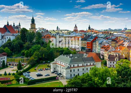 Lublin, Woiwodschaft Lubelskie / Polen - Juli 24 2022: Blick auf die Altstadt vom Burgturm der königlichen Burg in Lublin. Stockfoto