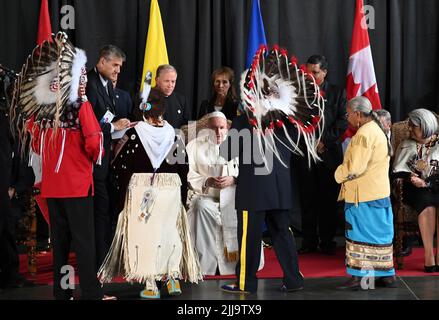 Edmonton, Kanada. 24.. Juli 2022. Papst Franziskus wird von Vertretern der indigenen Völker Kanadas begrüßt. Der Leiter der katholischen Kirche ging am Sonntag zu einer sechstägigen Reise nach Kanada. Quelle: Johannes Neudecker/dpa/Alamy Live News Stockfoto