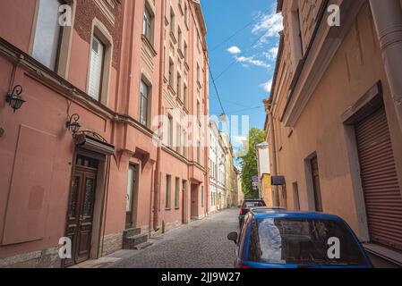 Enge Gasse (Hinterstraße) in einer alten europäischen Stadt. Das historische Viertel von St. Petersburg, Russland - Repina Street. Stockfoto