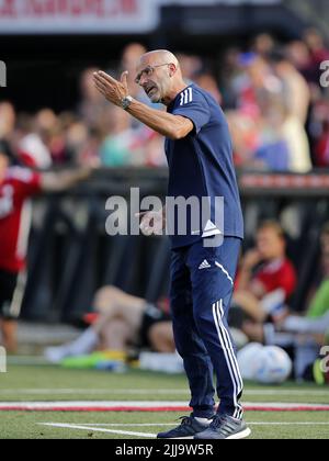 ROTTERDAM - Olympique Lyonnais Trainer Peter Bosz während des Freundschaftsspiel zwischen Feyenoord und Olympique Lyon im Feyenoord Stadium de Kuip am 24. Juli 2022 in Rotterdam, Niederlande. ANP BART STOUTENDIJK Stockfoto