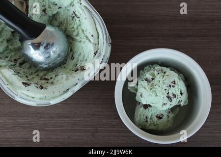 Die Draufsicht auf Kugeln aus grüner Minze-Schokolade Chip-Eis in der Schüssel Stockfoto