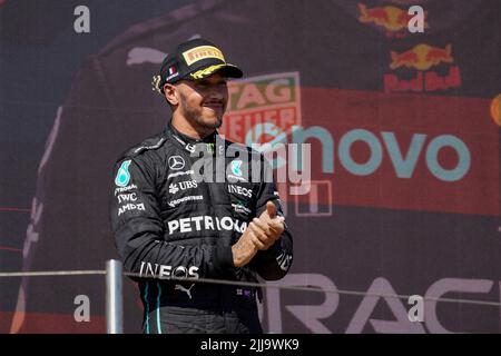 Le Castellet, Mezzolombardo, Frankreich. 24.. Juli 2022. LEWIS HAMILTON aus Großbritannien und das Mercedes-AMG F1 Team stehen auf dem Podium des FIA Formel 1 Grand Prix von Frankreich 2022 auf dem Circuit Paul Ricard in Le Castellet, Frankreich. (Bild: © Daisy Facinelli/ZUMA Press Wire) Stockfoto