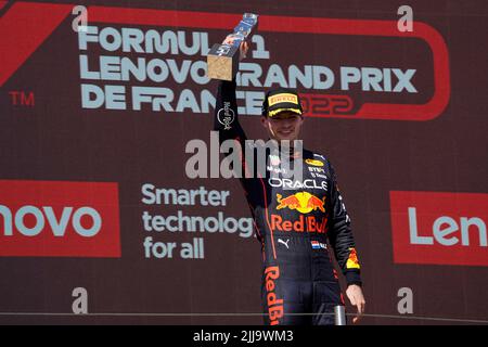 Le Castellet, Mezzolombardo, Frankreich. 24.. Juli 2022. MAX VERSTAPPEN aus den Niederlanden und Red Bull Racing steht auf dem Podium des FIA Formel 1 Grand Prix 2022 auf dem Circuit Paul Ricard in Le Castellet, Frankreich. (Bild: © Daisy Facinelli/ZUMA Press Wire) Stockfoto