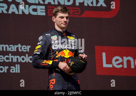 Le Castellet, Mezzolombardo, Frankreich. 24.. Juli 2022. MAX VERSTAPPEN aus den Niederlanden und Red Bull Racing steht auf dem Podium des FIA Formel 1 Grand Prix 2022 auf dem Circuit Paul Ricard in Le Castellet, Frankreich. (Bild: © Daisy Facinelli/ZUMA Press Wire) Stockfoto