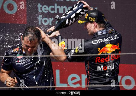 Le Castellet, Mezzolombardo, Frankreich. 24.. Juli 2022. MAX VERSTAPPEN aus den Niederlanden und Red Bull Racing steht auf dem Podium des FIA Formel 1 Grand Prix 2022 auf dem Circuit Paul Ricard in Le Castellet, Frankreich. (Bild: © Daisy Facinelli/ZUMA Press Wire) Stockfoto