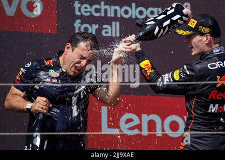 Le Castellet, Mezzolombardo, Frankreich. 24.. Juli 2022. MAX VERSTAPPEN aus den Niederlanden und Red Bull Racing steht auf dem Podium des FIA Formel 1 Grand Prix 2022 auf dem Circuit Paul Ricard in Le Castellet, Frankreich. (Bild: © Daisy Facinelli/ZUMA Press Wire) Stockfoto