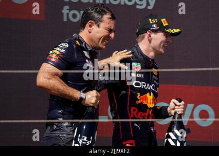 Le Castellet, Mezzolombardo, Frankreich. 24.. Juli 2022. MAX VERSTAPPEN aus den Niederlanden und Red Bull Racing steht auf dem Podium des FIA Formel 1 Grand Prix 2022 auf dem Circuit Paul Ricard in Le Castellet, Frankreich. (Bild: © Daisy Facinelli/ZUMA Press Wire) Stockfoto