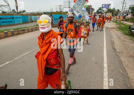 Kanwariya sah, wie sie Narendra Modi-Maske trug und während des jährlichen Kanwar Yatra vor dem Shivratri-Festival auf der Delhi Meerut Road, Ghaziabad, heiliges Wasser trug. Der Monat Sravana (der vierte Monat des Hindu-Kalenders) ist Lord Shiva gewidmet. Während der jährlichen Monsunsaison tragen Tausende von safrangekleideten Pilgern Wasser aus dem Ganges in Haridwar, Gangotri oder Gaumukh und kehren in ihre Heimatorte zurück, wo sie später als Dankesgeste Abhisheka (Salbung) der Shivalingas in den lokalen Shiva-Tempeln durchführen. (Foto von Pradeep Gaur/SOPA Images/Sipa USA) Stockfoto