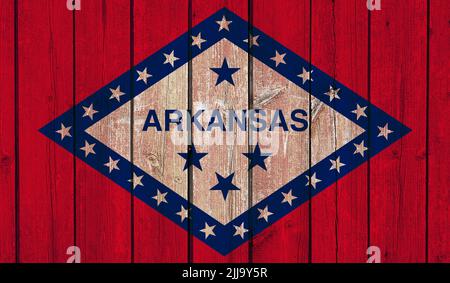 Draufsicht auf Old Painted Flag of Arkansas State, USA auf dunklem Holzzaun, Mauer. US-Patriot und Reisekonzept. Kein Fahnenmast. Ebenendesign, Layout. Alarmmeldung Stockfoto